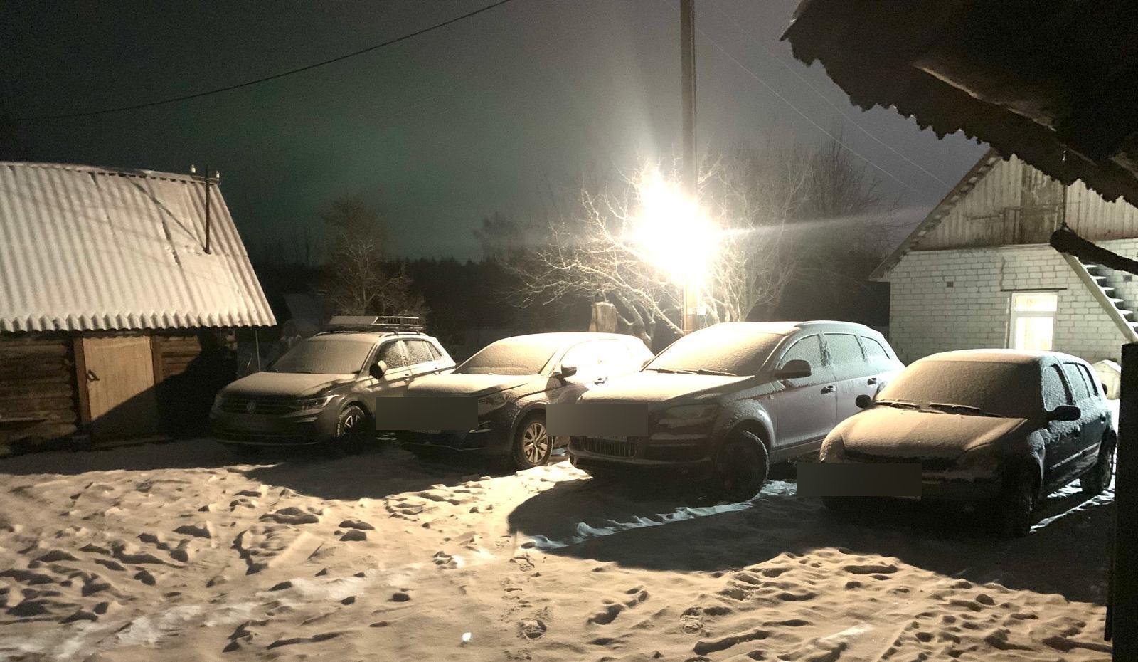 Освещённая парковка зимней ночью