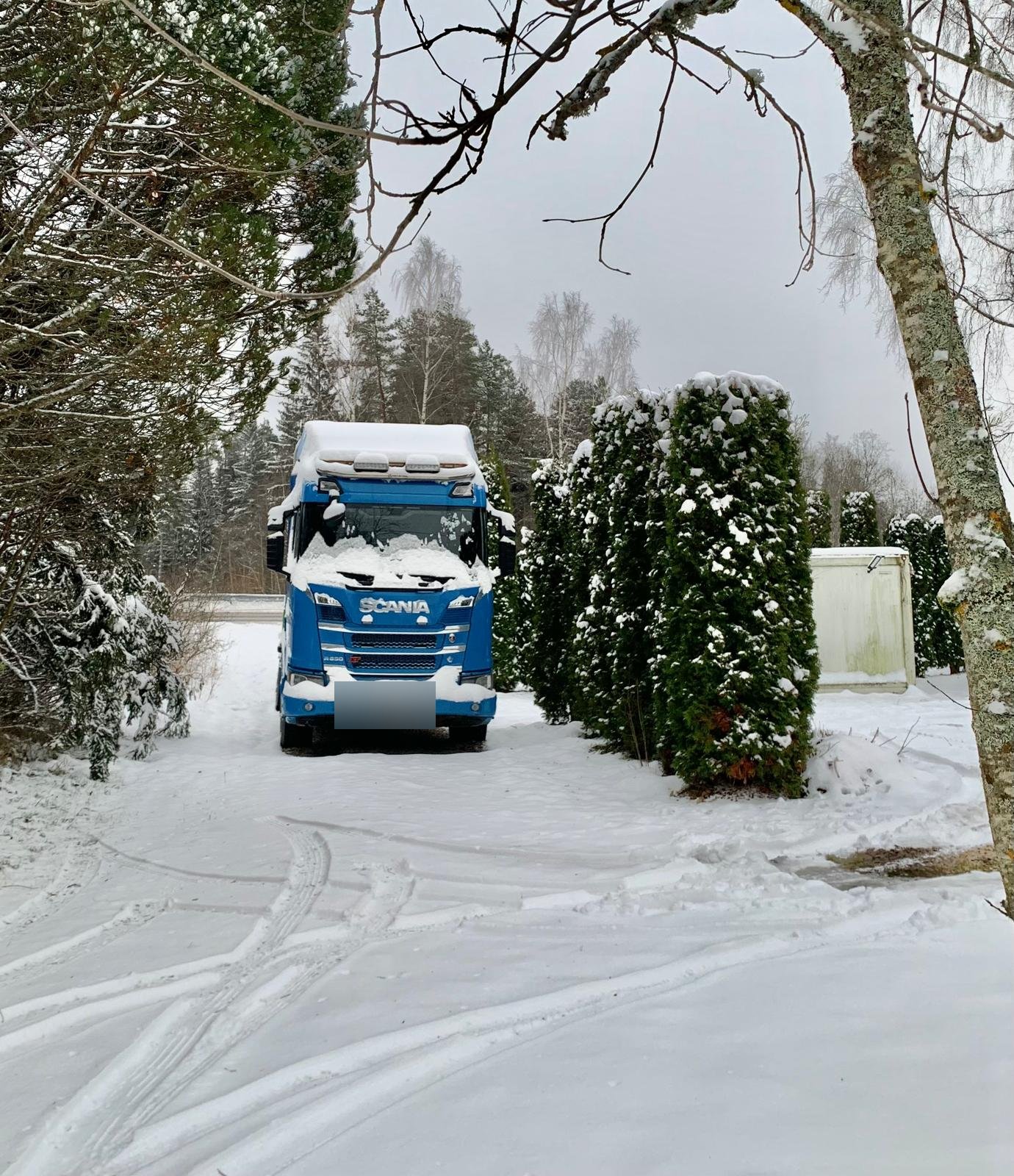 Грузовик Scania на парковке зимой