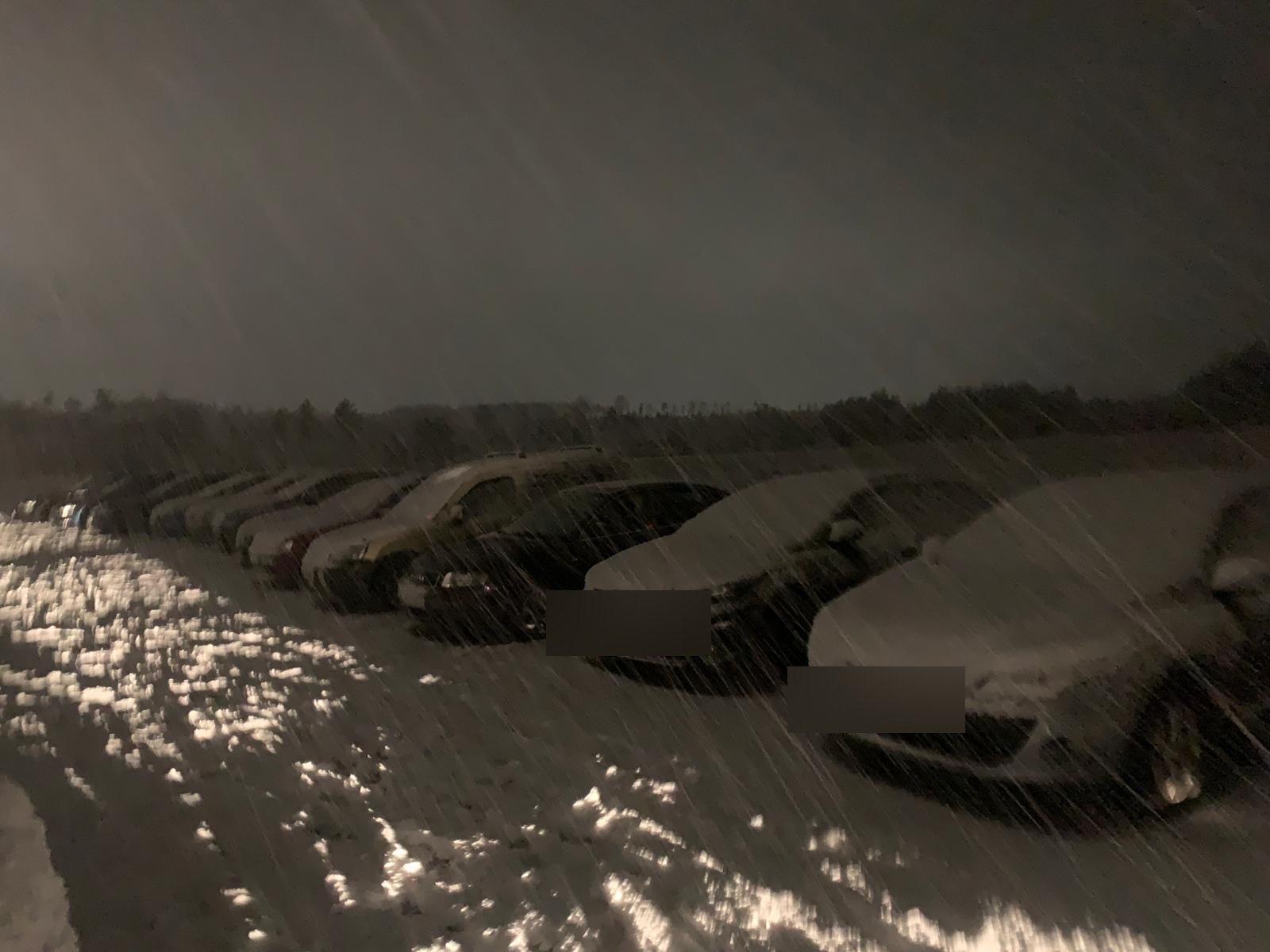 Парковка ночью в снегопад